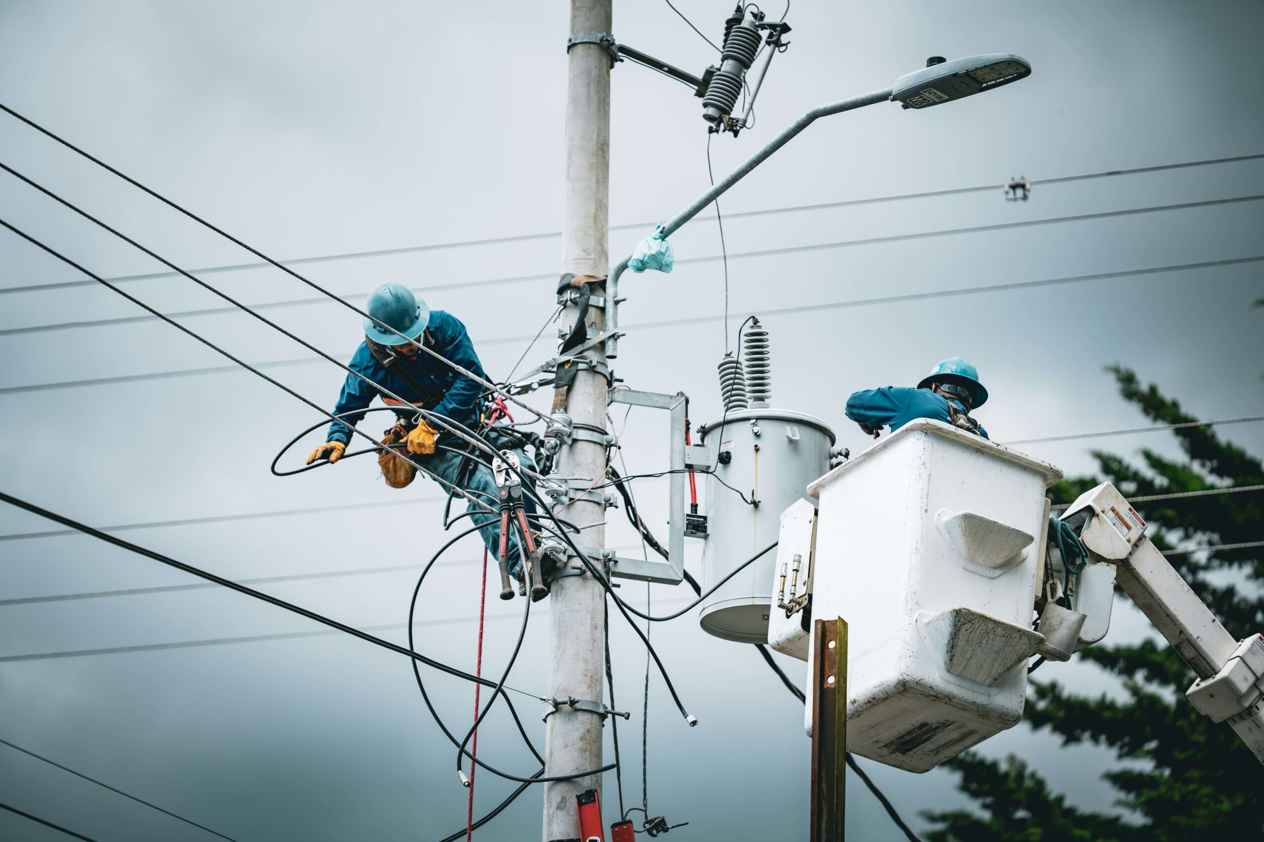 bucket_truck_technician